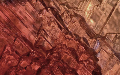 Video – Astérisme inhabituel sur un brut de grenat spessartite/almandin du Brésil